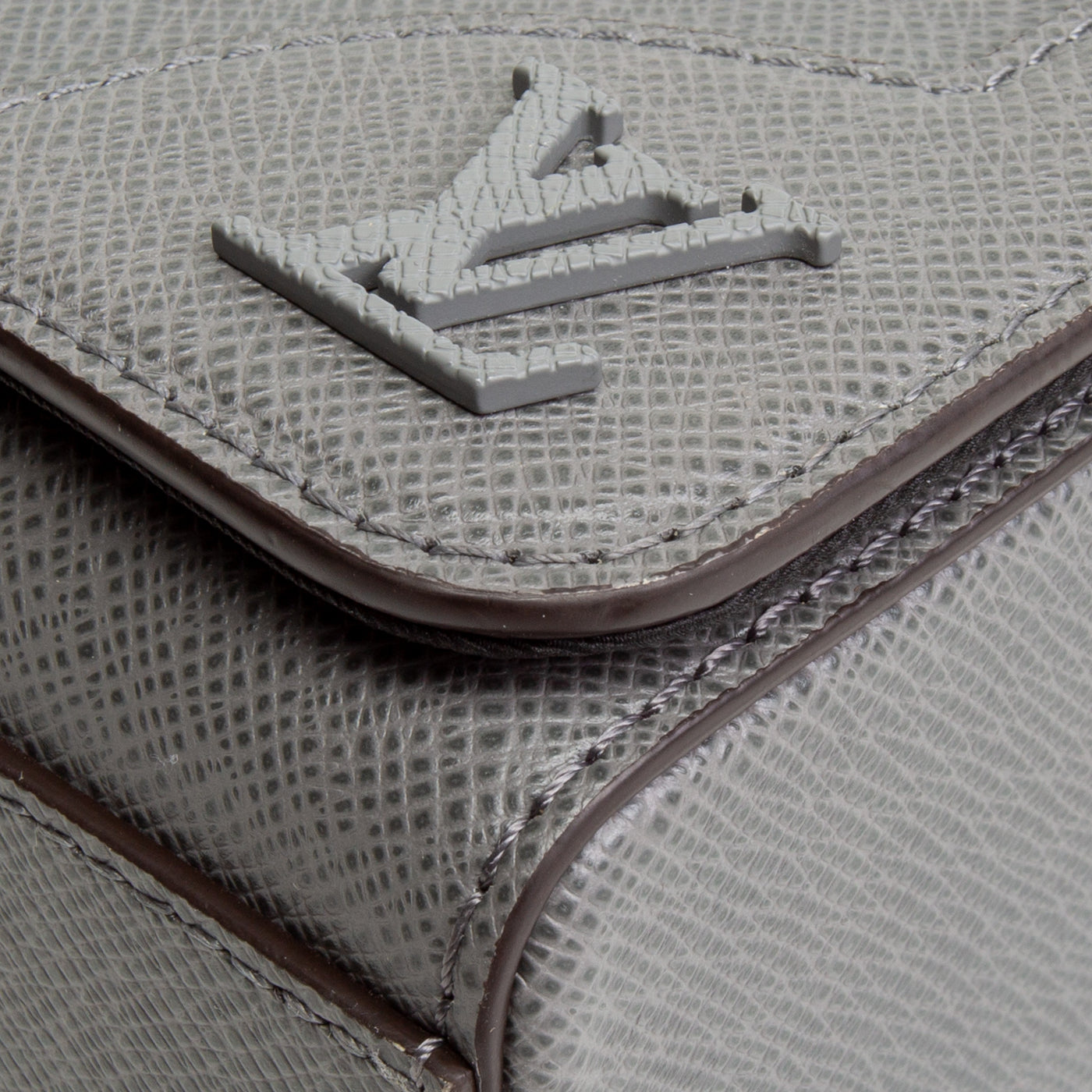 LOUIS VUITTON Taiga New Flap Messenger - Gris